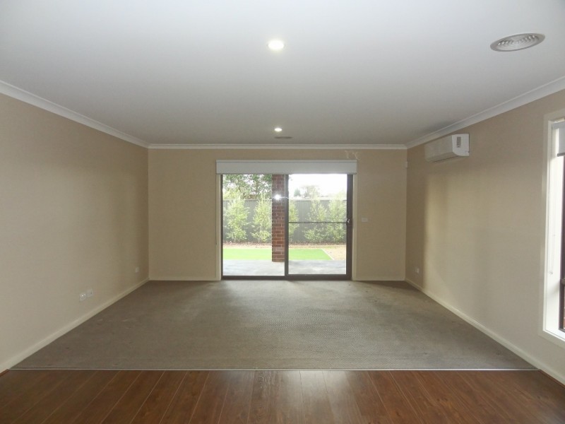 23 Fleuve rise, Clyde North VIC 3978