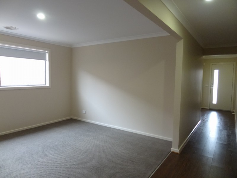 23 Fleuve rise, Clyde North VIC 3978