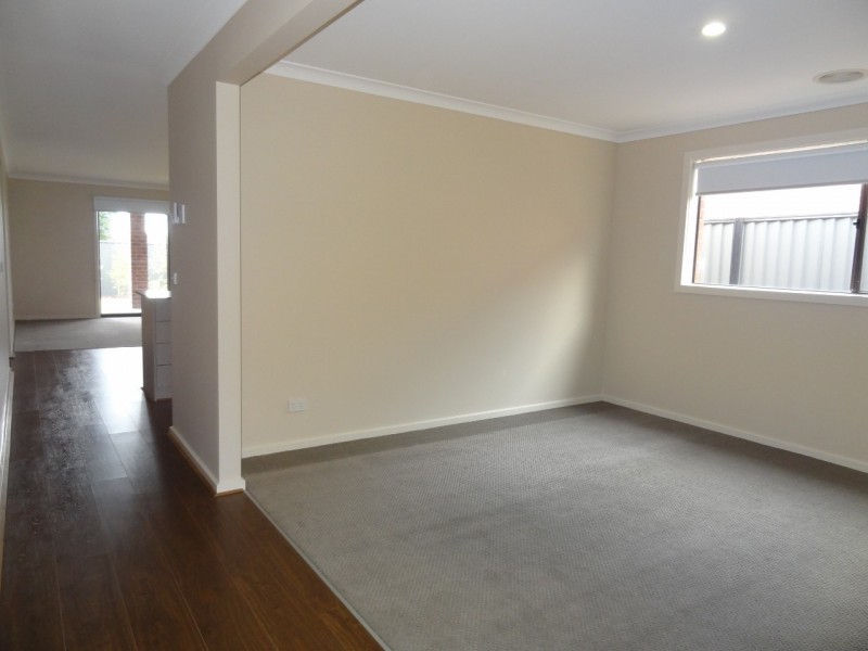 23 Fleuve rise, Clyde North VIC 3978