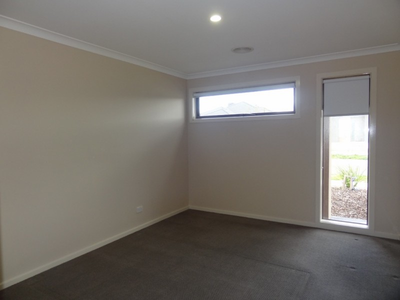 23 Fleuve rise, Clyde North VIC 3978