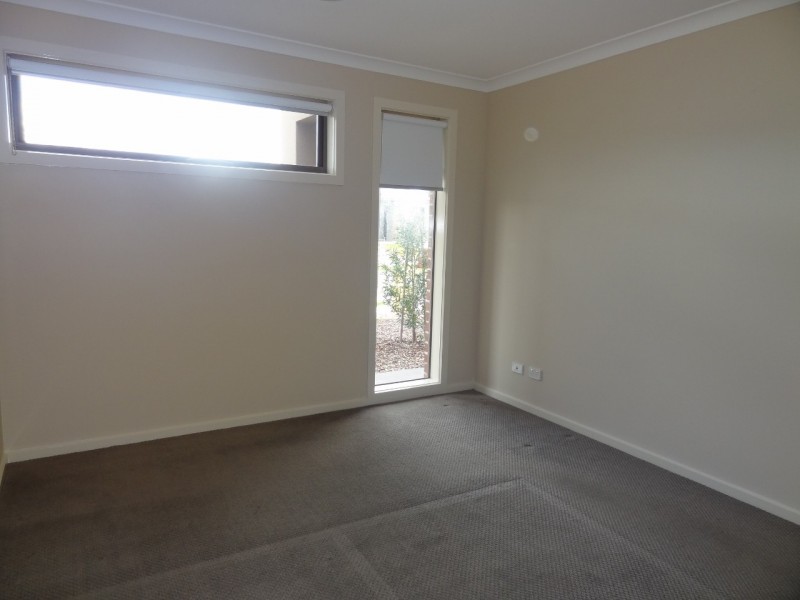 23 Fleuve rise, Clyde North VIC 3978