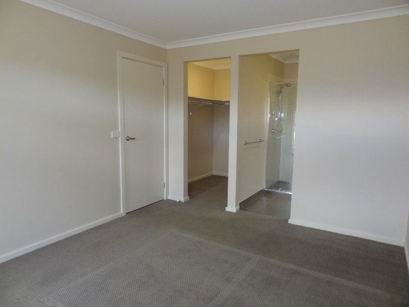 23 Fleuve rise, Clyde North VIC 3978