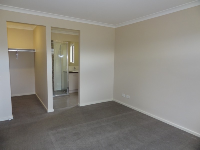 23 Fleuve rise, Clyde North VIC 3978