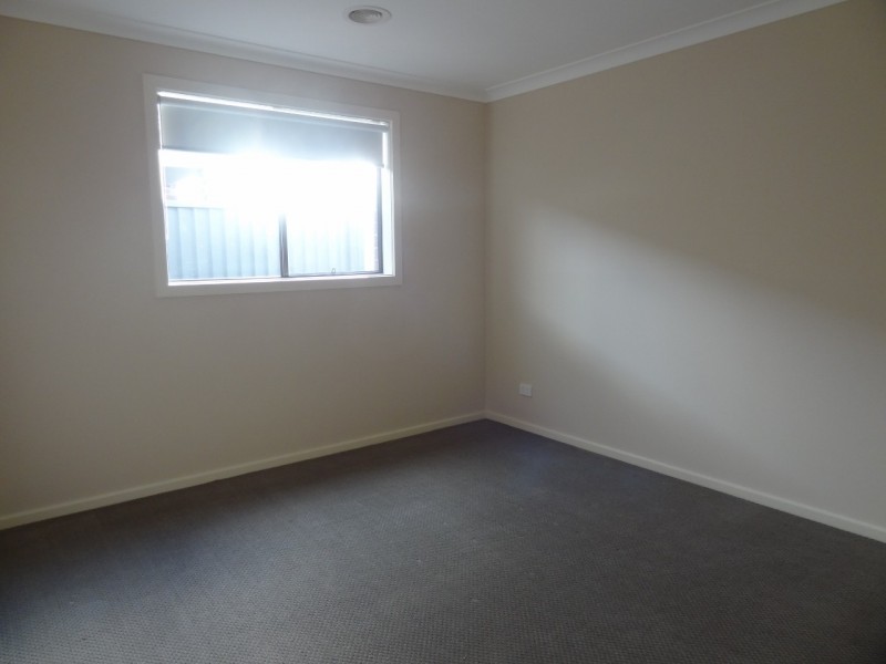 23 Fleuve rise, Clyde North VIC 3978