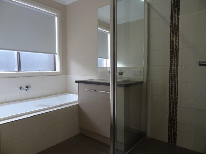 23 Fleuve rise, Clyde North VIC 3978