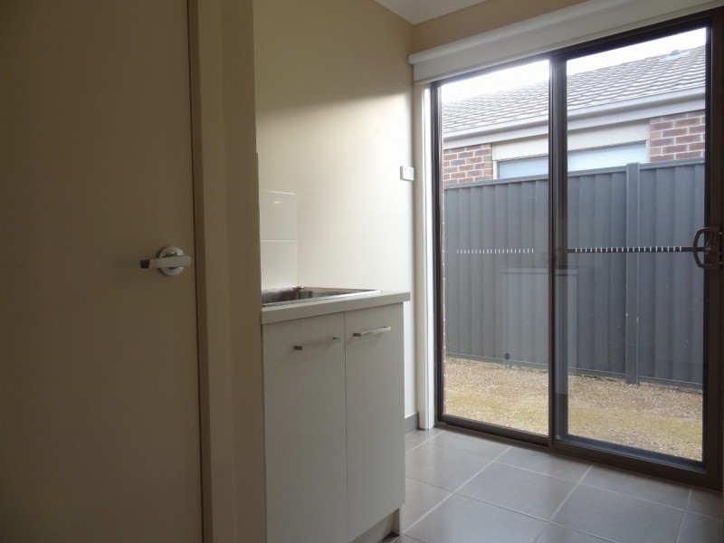 23 Fleuve rise, Clyde North VIC 3978