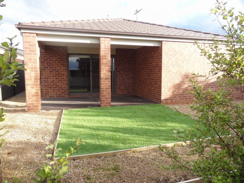 23 Fleuve rise, Clyde North VIC 3978