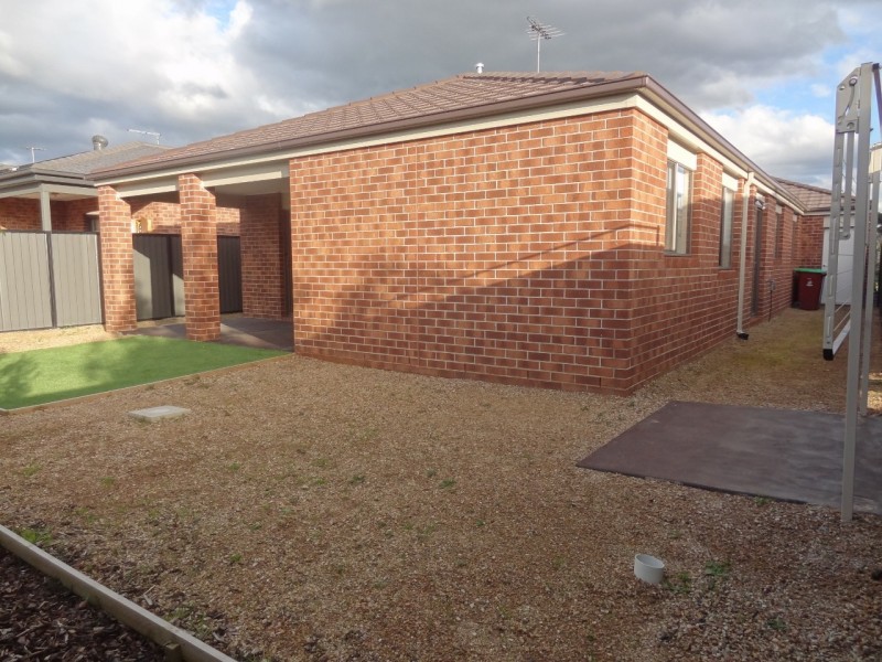 23 Fleuve rise, Clyde North VIC 3978