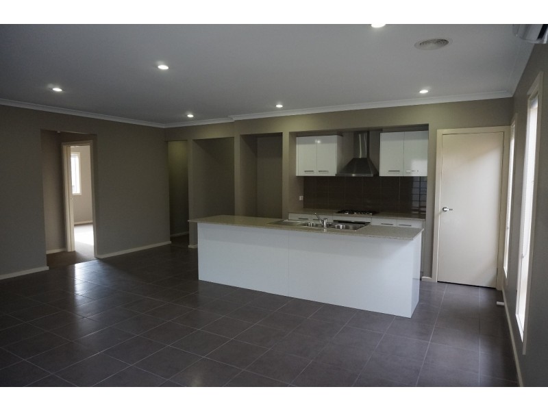 10 Flemington Way, Clyde North VIC 3978