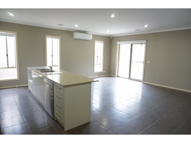 10 Flemington Way, Clyde North VIC 3978