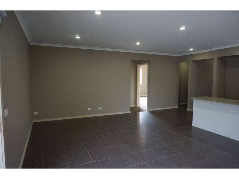 10 Flemington Way, Clyde North VIC 3978