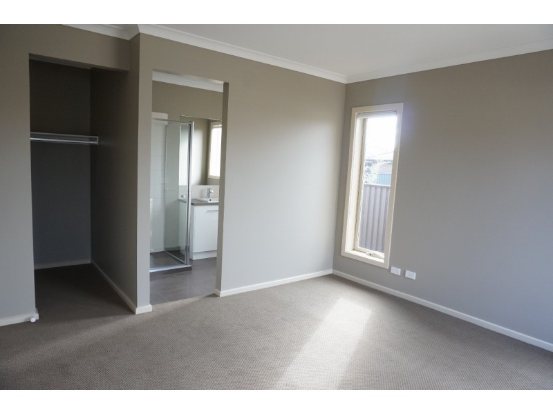 10 Flemington Way, Clyde North VIC 3978