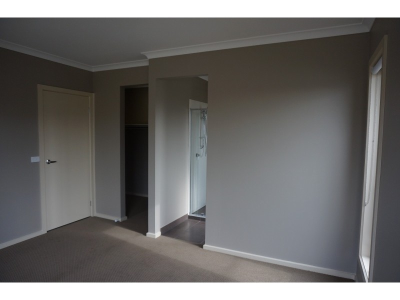 10 Flemington Way, Clyde North VIC 3978