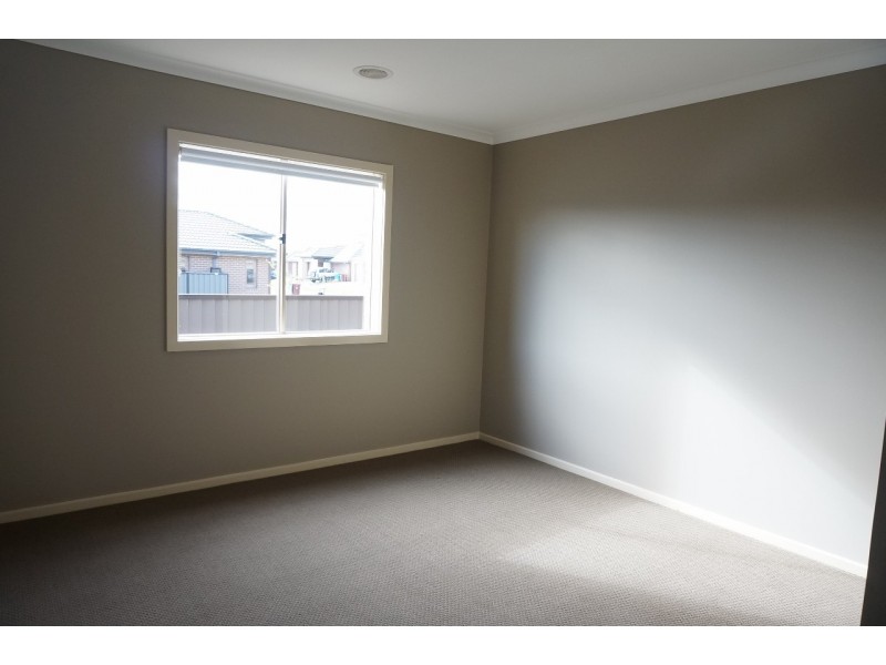 10 Flemington Way, Clyde North VIC 3978