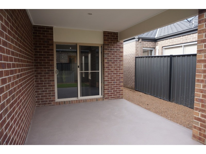 10 Flemington Way, Clyde North VIC 3978