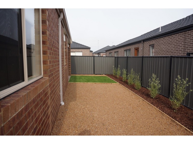 10 Flemington Way, Clyde North VIC 3978