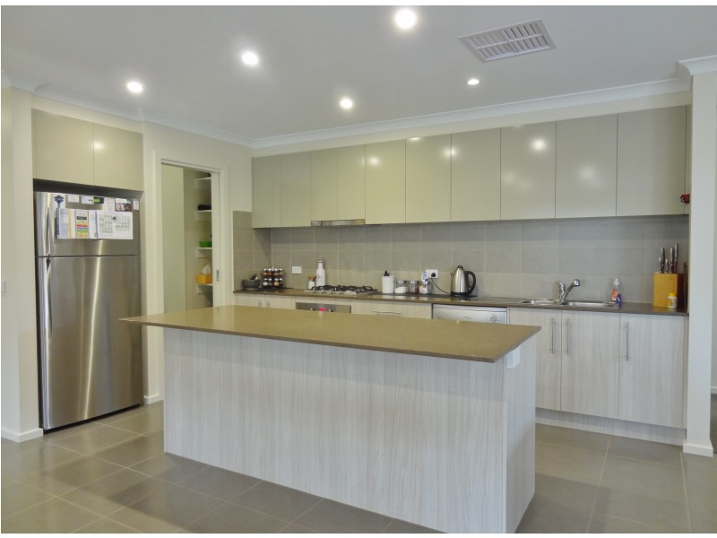 30 Prendergast Avenue, Cranbourne East VIC 3977