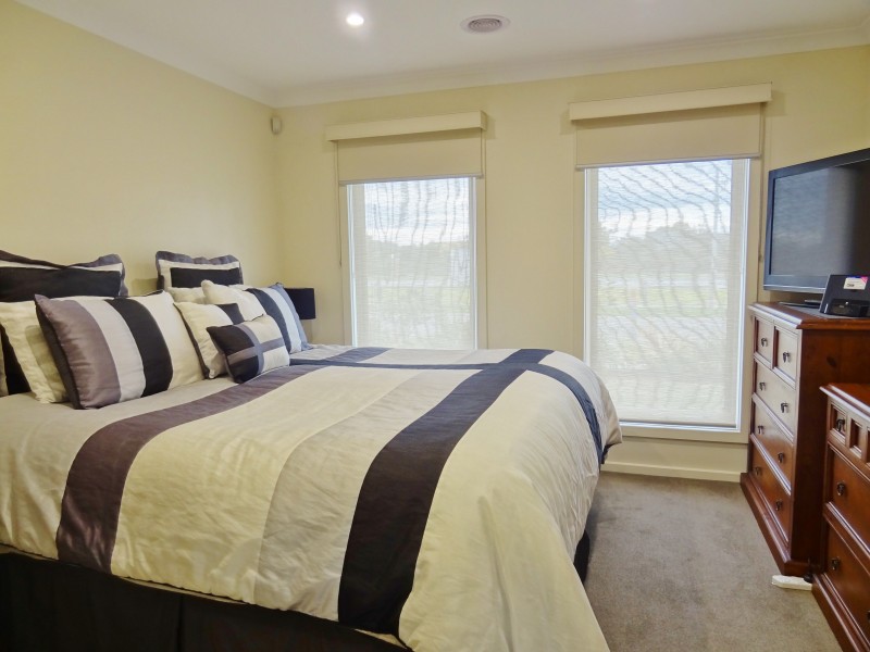 30 Prendergast Avenue, Cranbourne East VIC 3977
