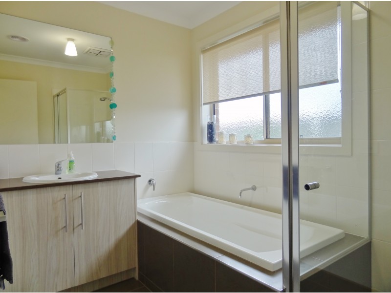 30 Prendergast Avenue, Cranbourne East VIC 3977