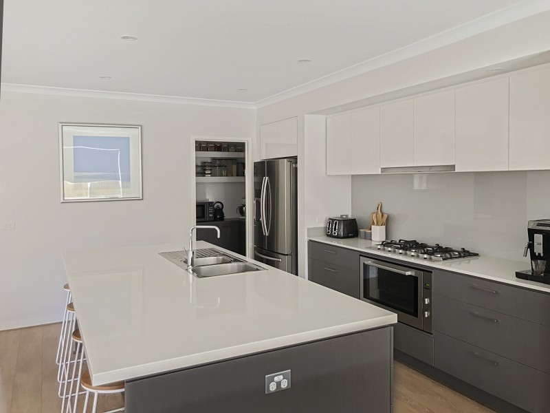 6 Greenslate Street, Clyde North VIC 3978