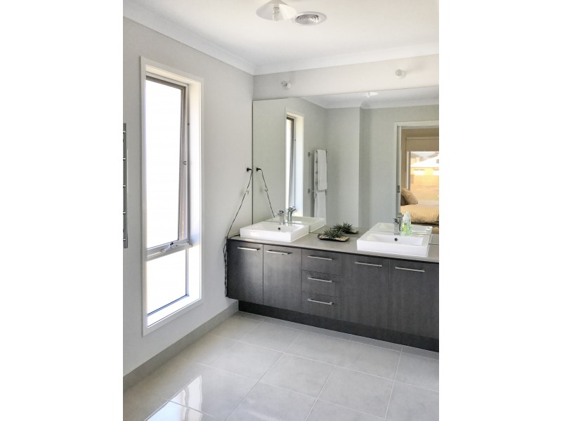 6 Greenslate Street, Clyde North VIC 3978