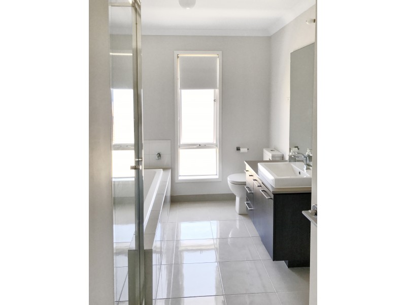 6 Greenslate Street, Clyde North VIC 3978