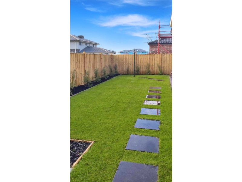 6 Greenslate Street, Clyde North VIC 3978