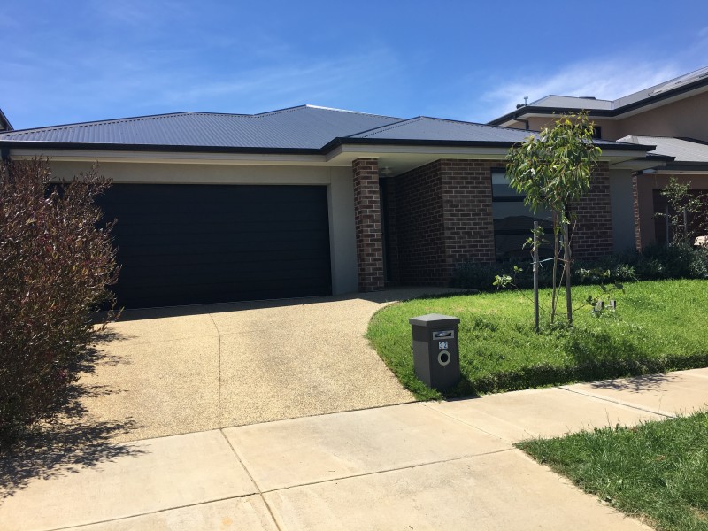 32 Lucinda Lane, Cranbourne North VIC 3977