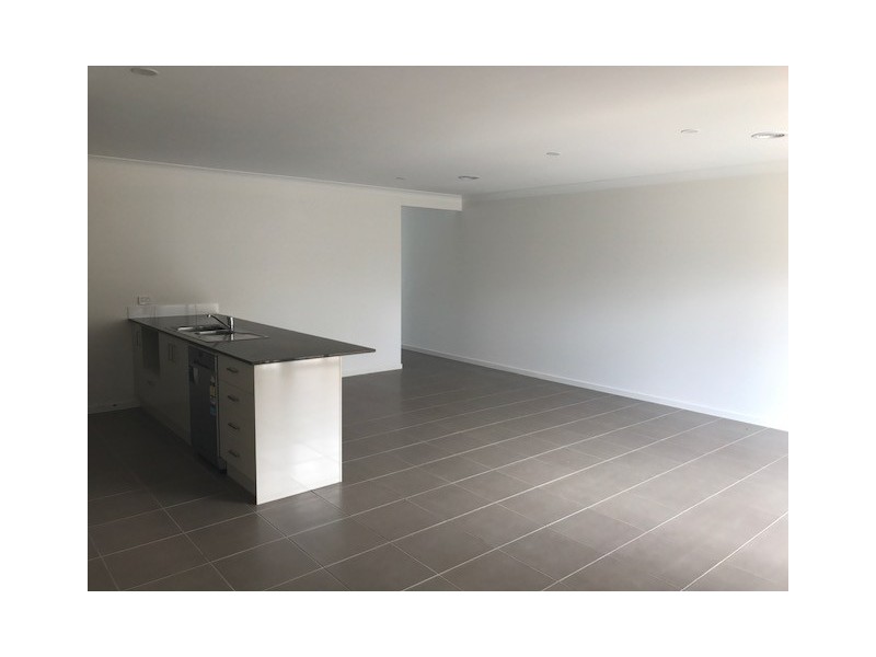 7/10S Godfrey Avenue, Cranbourne East VIC 3977