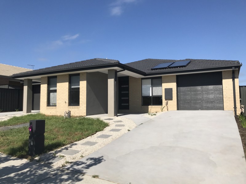 2/39 Windermere Boulevard, Pakenham VIC 3810