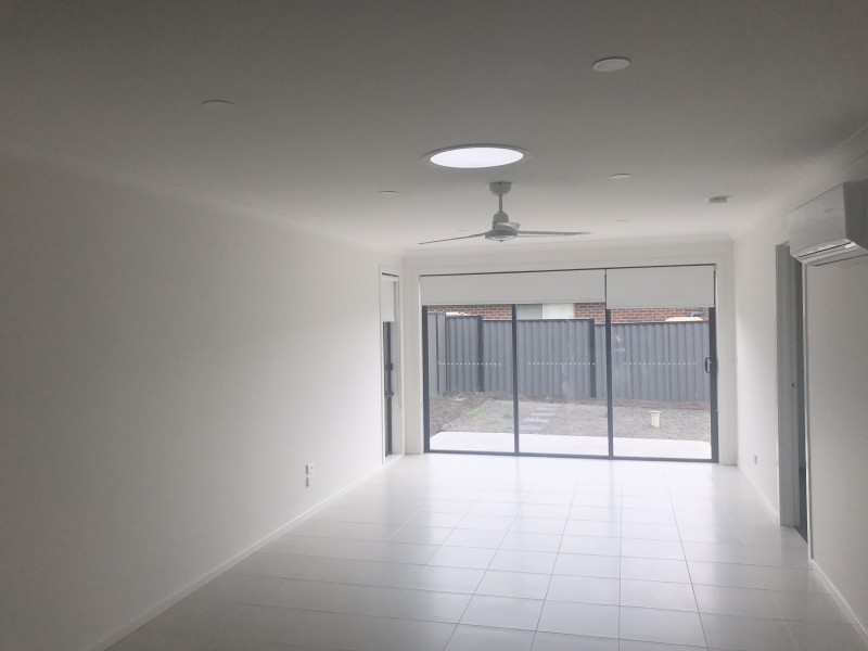 2/39 Windermere Boulevard, Pakenham VIC 3810