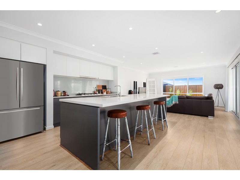 6 Greenslate Street, Clyde North VIC 3978