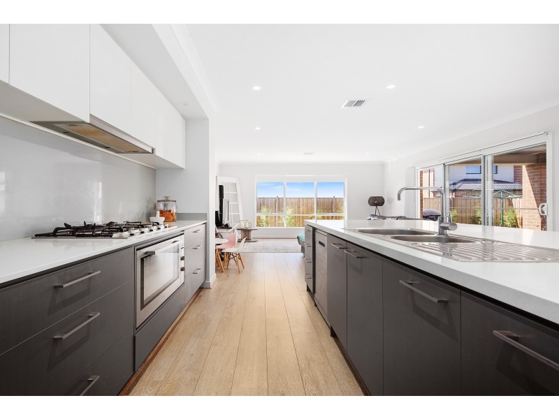 6 Greenslate Street, Clyde North VIC 3978