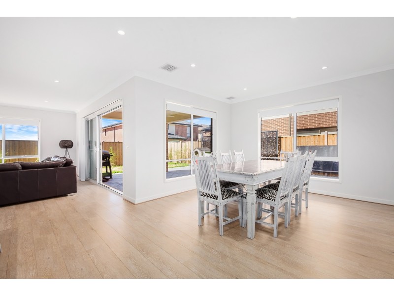 6 Greenslate Street, Clyde North VIC 3978