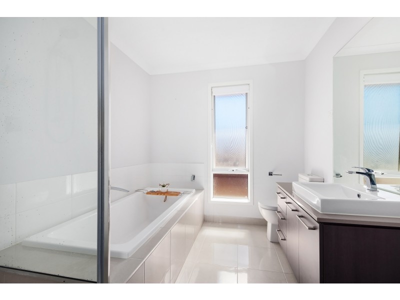 6 Greenslate Street, Clyde North VIC 3978