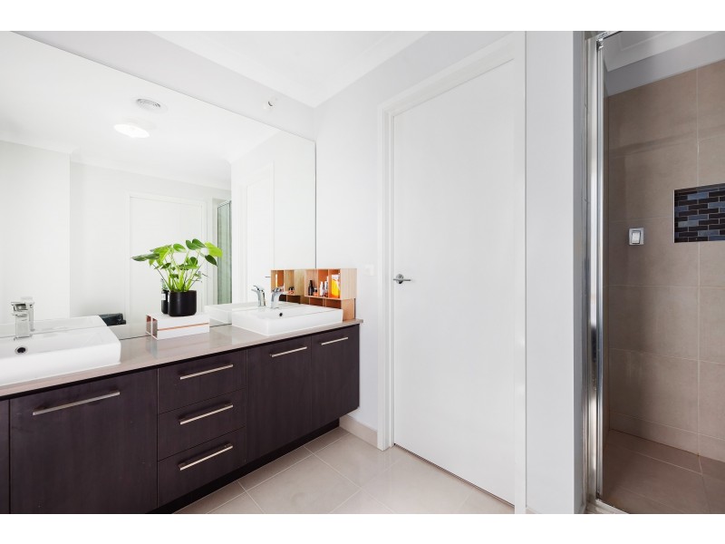 6 Greenslate Street, Clyde North VIC 3978