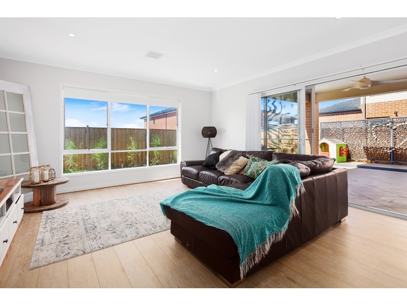 6 Greenslate Street, Clyde North VIC 3978