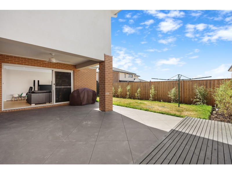 6 Greenslate Street, Clyde North VIC 3978