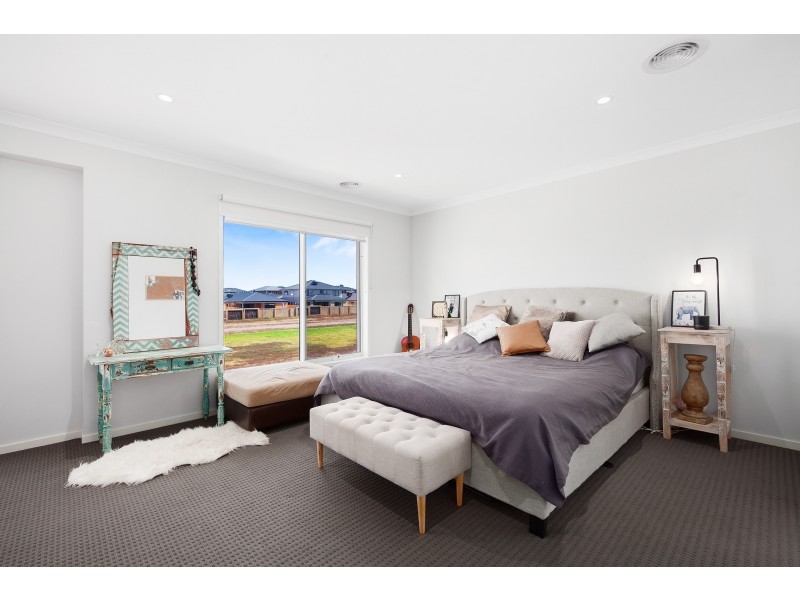 6 Greenslate Street, Clyde North VIC 3978