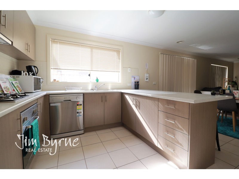 77 Donohue Street, Cranbourne East VIC 3977