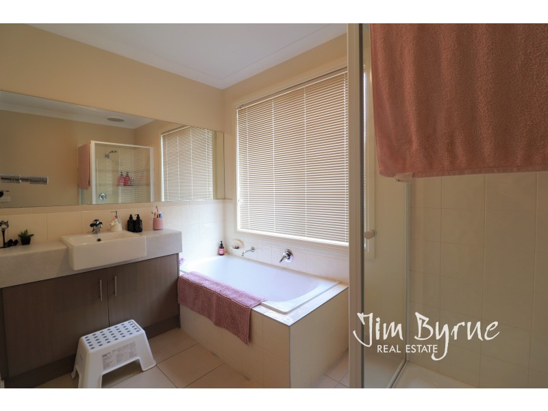 77 Donohue Street, Cranbourne East VIC 3977