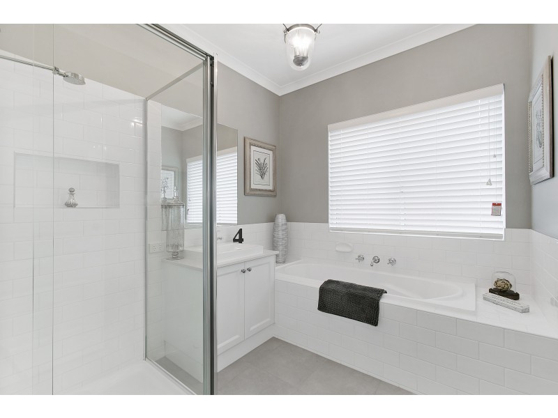 18 Lineham Drive, Cranbourne VIC 3977