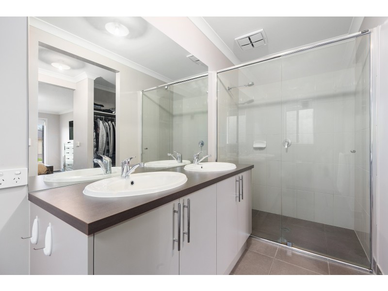 14 Campaspe Street, Clyde North VIC 3978