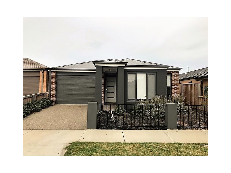 6 Armidale Drive, Pakenham VIC 3810