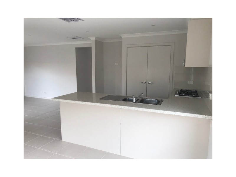 6 Armidale Drive, Pakenham VIC 3810