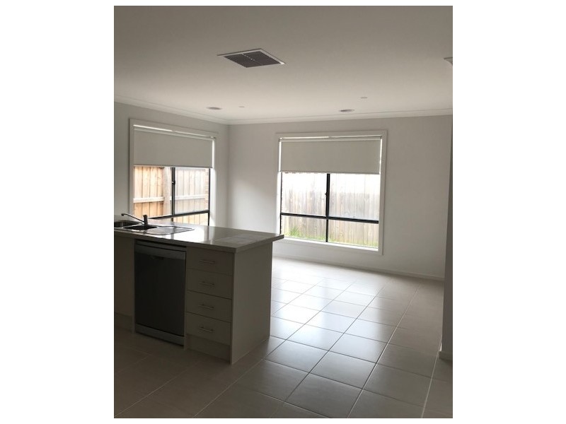 6 Armidale Drive, Pakenham VIC 3810