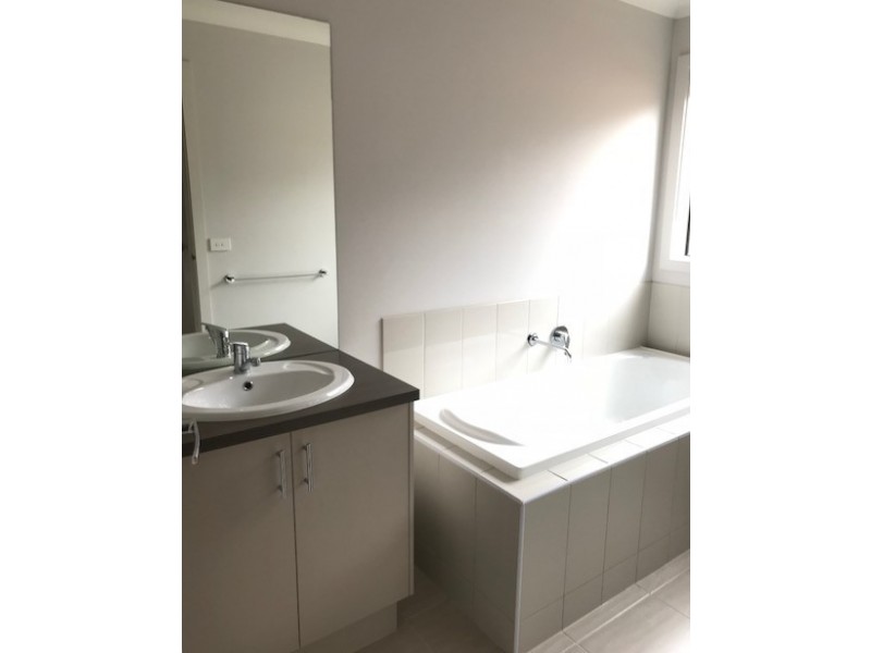 6 Armidale Drive, Pakenham VIC 3810