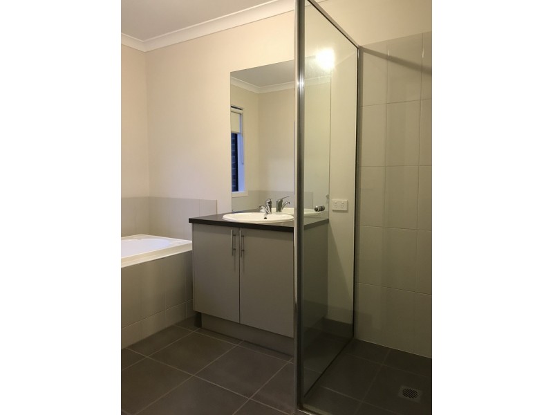 20 Manoora Avenue, Clyde North VIC 3978