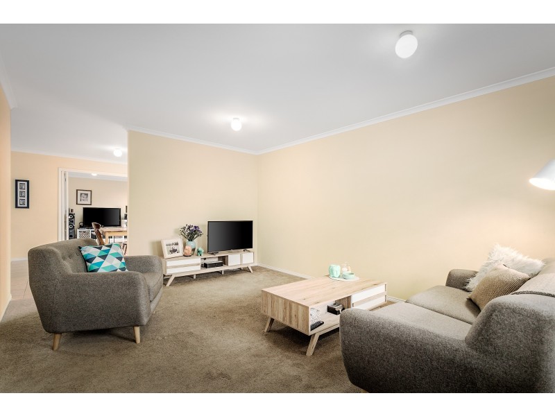 6 Cambridge Close, Cranbourne East VIC 3977