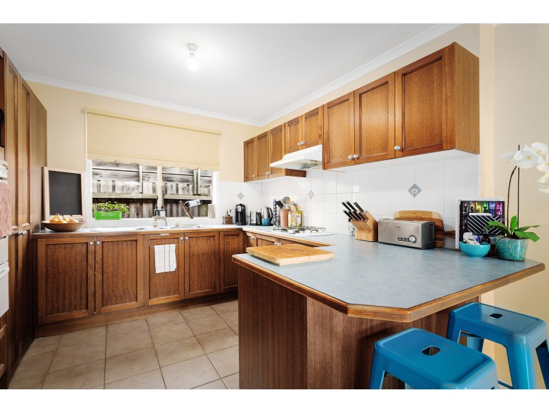 6 Cambridge Close, Cranbourne East VIC 3977